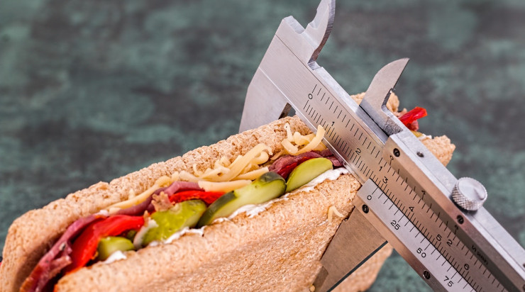 Sandwich measured by a ruler