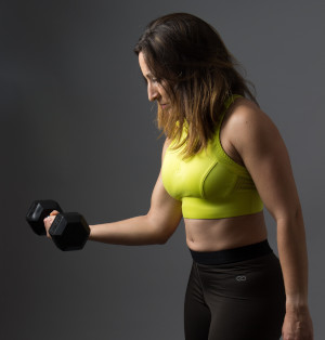 Woman lifting a dumbbell